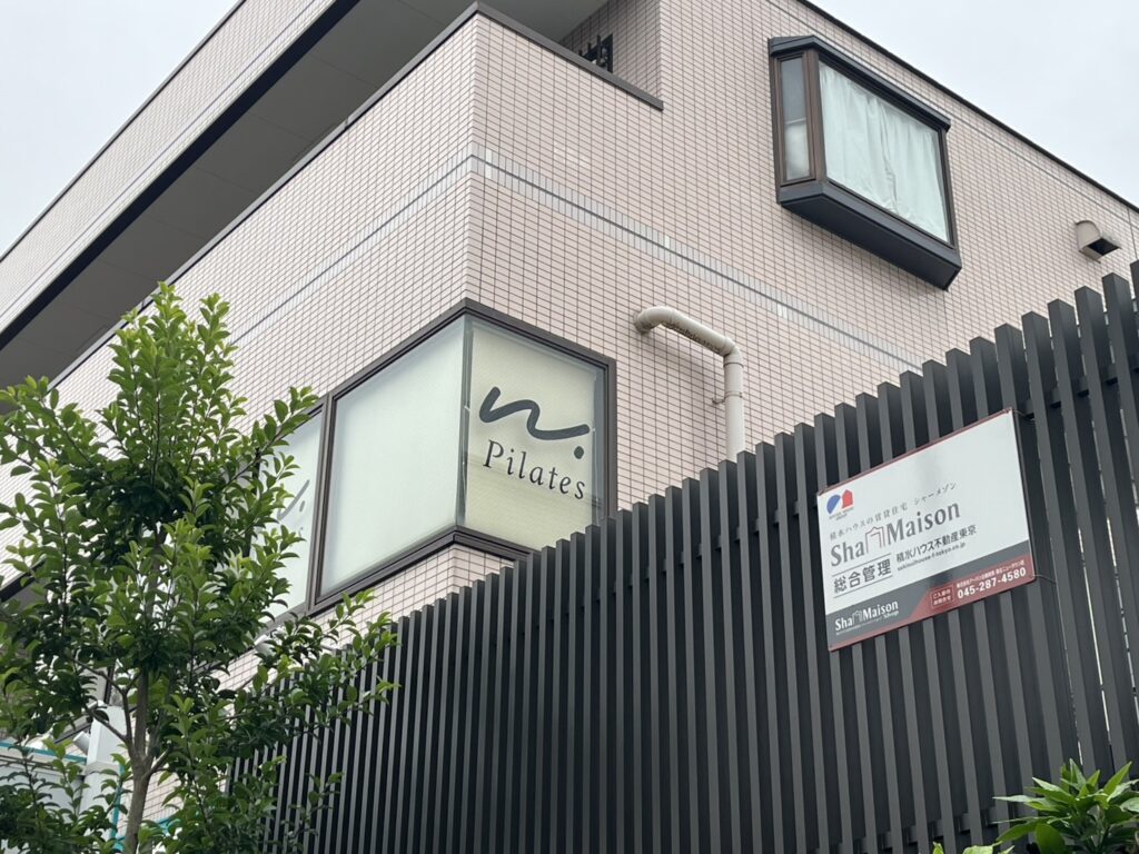 Nピラティス横浜店外観ロゴ