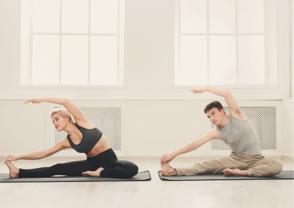 股関節や背中の硬さを改善するピラティスストレッチをしている男性