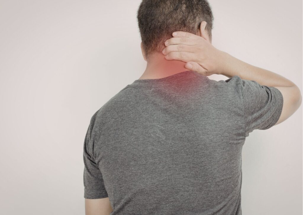 デスクワークによる首こり・肩こりに悩む男性のイメージ