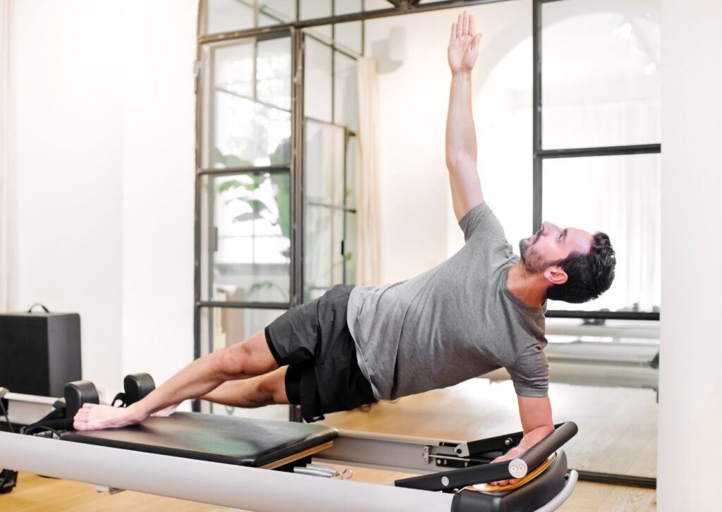 ゴルフやランニングなどスポーツのパフォーマンス向上のためにピラティスをしている男性